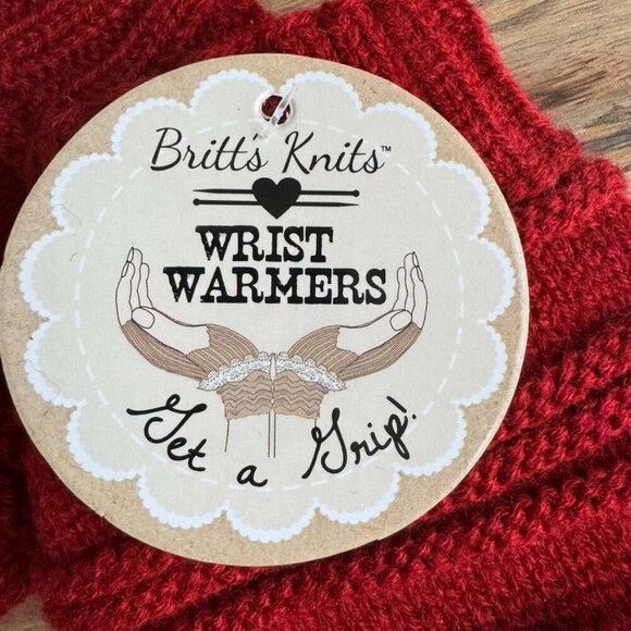 Britts Knits Red Cable Knit Cream Lace Button Wrist Warmer Fingerless Gloves - Picture 4 of 5